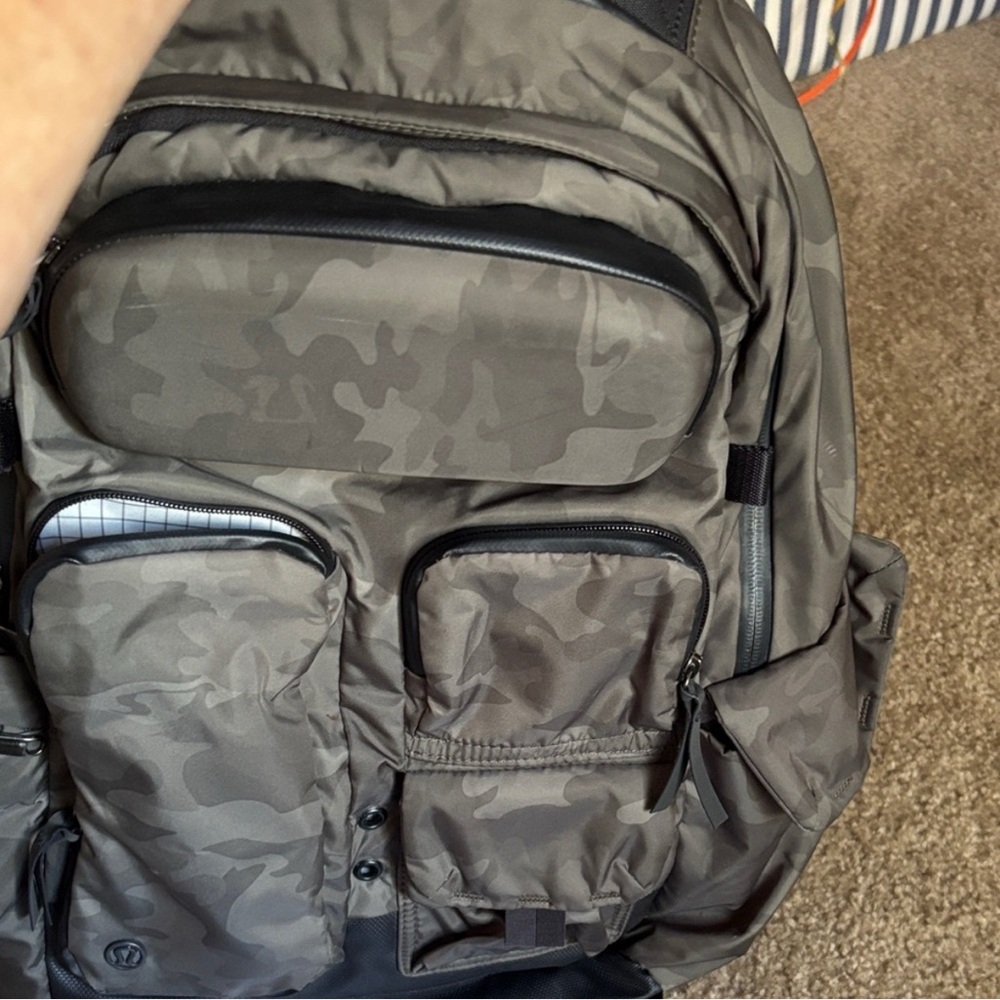 NEW~Lululemon Cruiser Backpack Savasana Camouflage.  Retails $275 - Picture 2 of 6